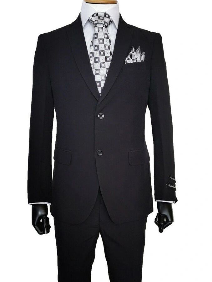 Traje negro básico para hombre: Elegancia atemporal con pantalón frontal plano.